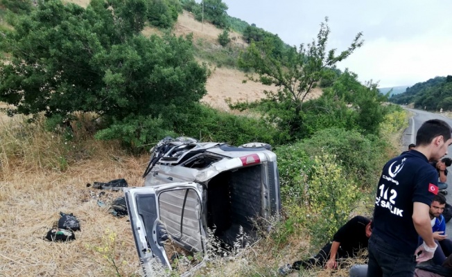 Kaçak göçmen taşıyan kamyonet devrildi: 11 yaralı