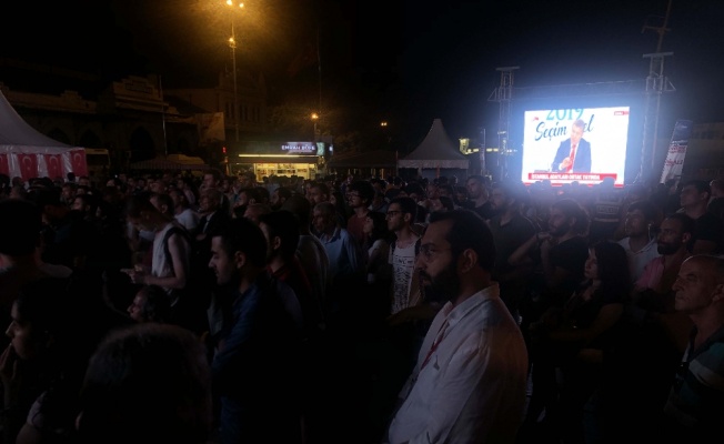 Kadıköy’de tarihi ortak yayın dev ekranlardan izlendi