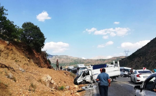 Kamyonetler kafa kafaya çarpıştı: 4’ü ağır 6 yaralı