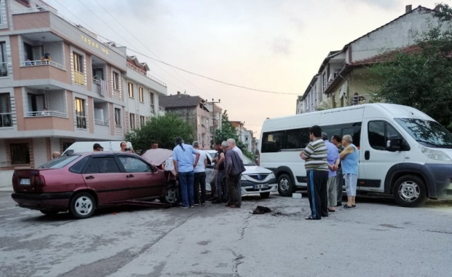 Kaza yapan otomobil alev aldı