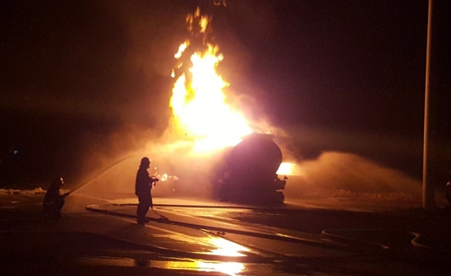 Kimyasal yüklü tanker alev alev yandı: 3 yaralı