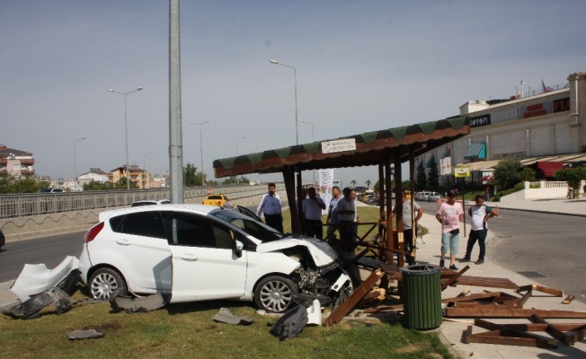 Kontrolden çıkan otomobil taksi durağına daldı