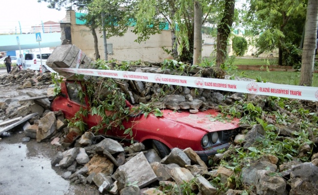 Kuvvetli yağış istinat duvarını yıktı, 7 araç zarar gördü