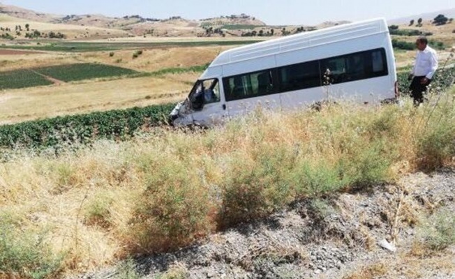 Minibüs ile otomobil çarpıştı: 1’i ağır 10 yaralı