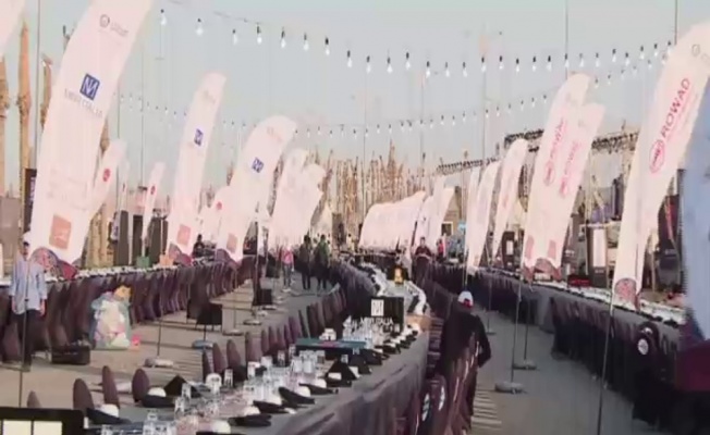 Mısır’da dünyanın en uzun iftar sofrası kuruldu