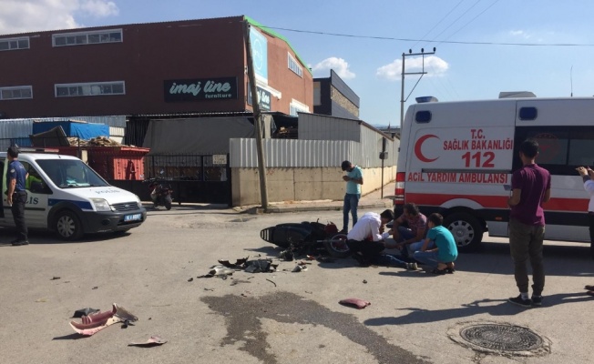 Motosiklet ile minibüs çarpıştı: 1’i ağır 2 yaralı