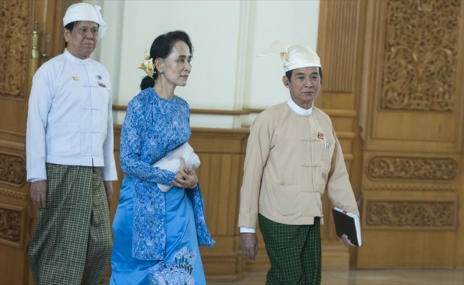 Myanmar lideri Suu Çii aşırı sağa yaklaşıyor