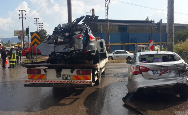 Otobüs, kırmızı ışıkta bekleyen araçlara çarptı: 9 yaralı