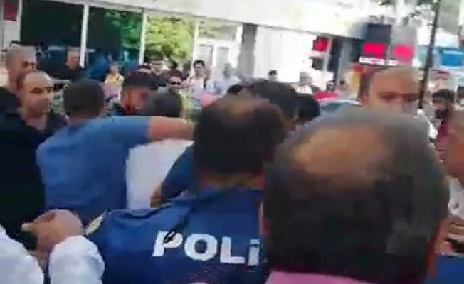 Polis tacizciyi linçten son anda kurtardı
