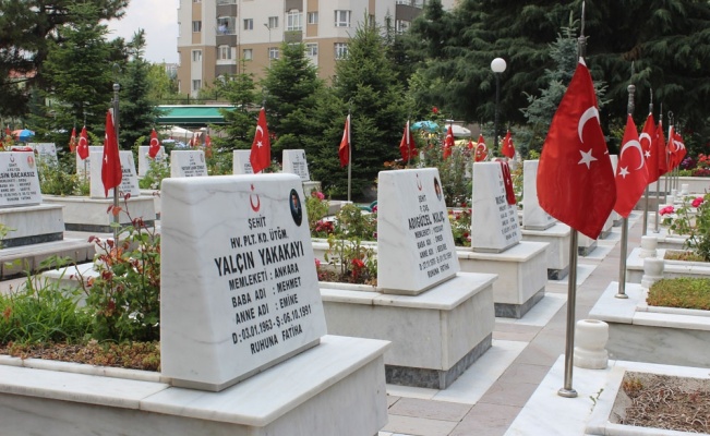 Şehit ailelerinden Babalar Günü’nde Cebeci Askeri Şehitliği’ne ziyaret