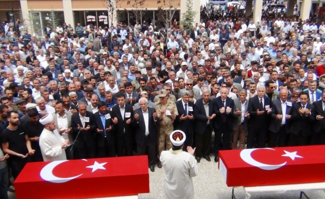 Şehit işçiler gözyaşları arasında toprağa verildi