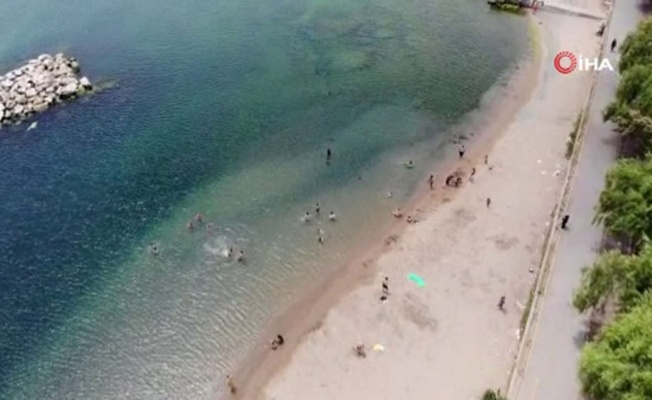 Sıcaktan bunalan vatandaşlar kendilerini Caddebostan plajına attı