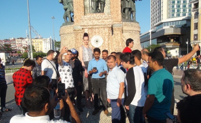 Taksim’de 2,05 metrelik basketbolcu kadına yoğun ilgi