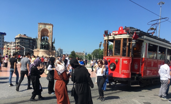 Taksim’de adım atacak yer kalmadı