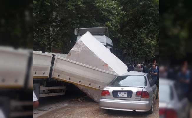 Tırın taşıdığı dev mermer blok otomobilin üzerine düştü