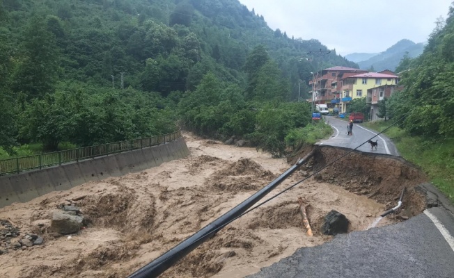 Trabzon’un Yomra-Özdil karayolu heyelan nedeniyle ulaşıma kapandı