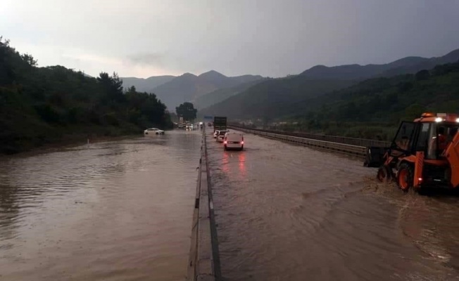 Ulaşıma kapanan yol havadan görüntülendi