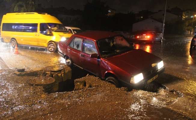 Yol çöktü, sürücü çukura düştü