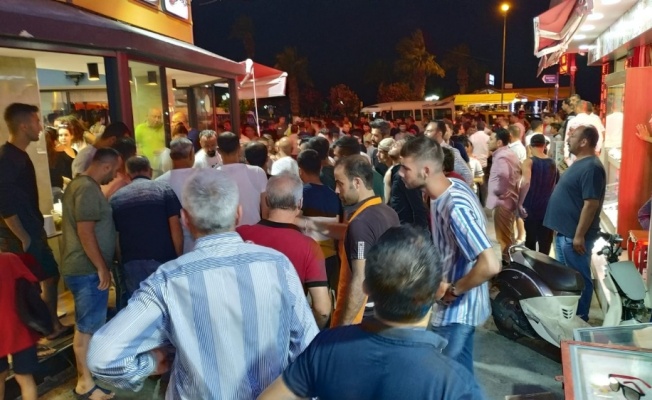 Yüzlerce turistin gözü önünde silahlar konuştu: 1 yaralı