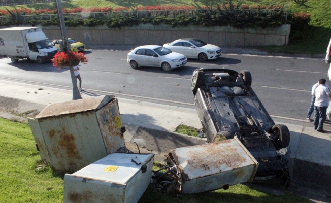 Zincirleme kazada takla atan otomobil elektrik panosunu devirdi