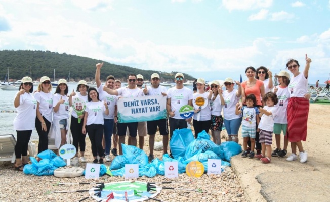 Doğa dostu Araslar Burgazada kıyısını temizledi