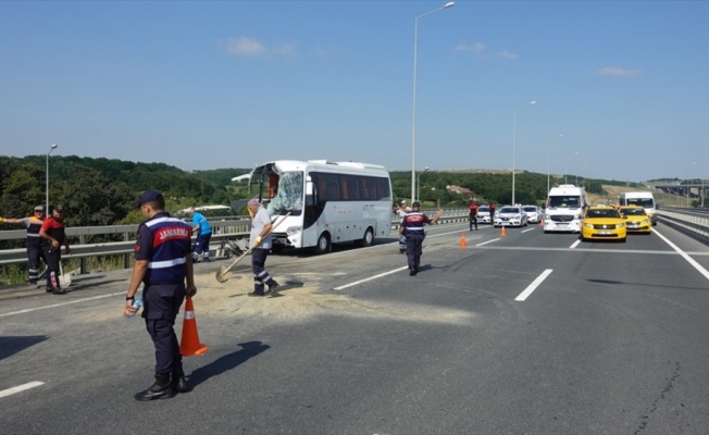 İstanbul'da servis aracıyla otobüs çarpıştı: 12 yaralı