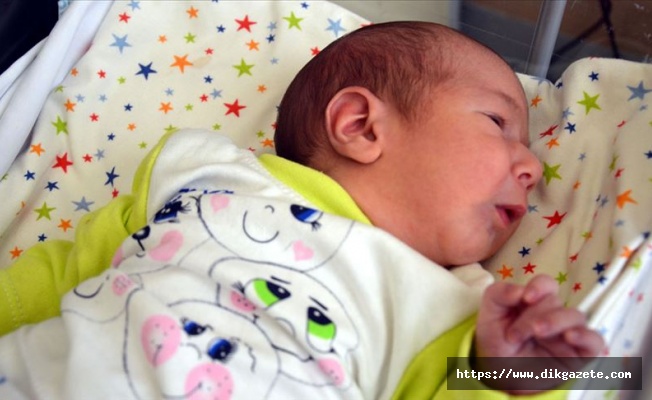 Omurilik kesesi dışarıda doğan bebek sağlığına kavuştu