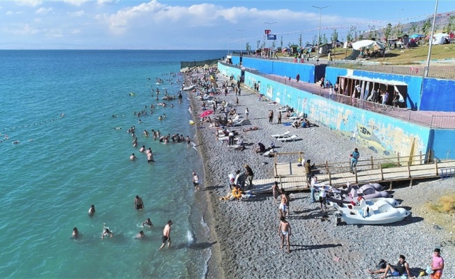 Sıcaktan bunalanların tercihi Van Gölü sahilleri