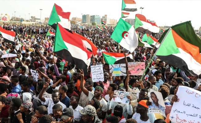 Sudan'da 5 protestocu keskin nişancı ateşiyle öldü