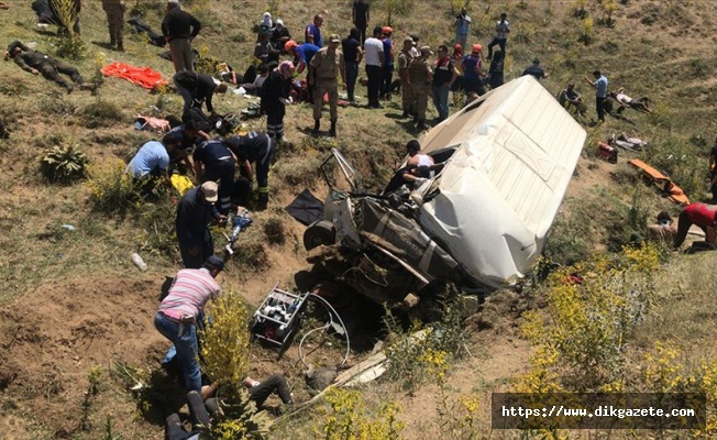 Van'da düzensiz göçmenleri taşıyan minibüs şarampole devrildi: 15 ölü