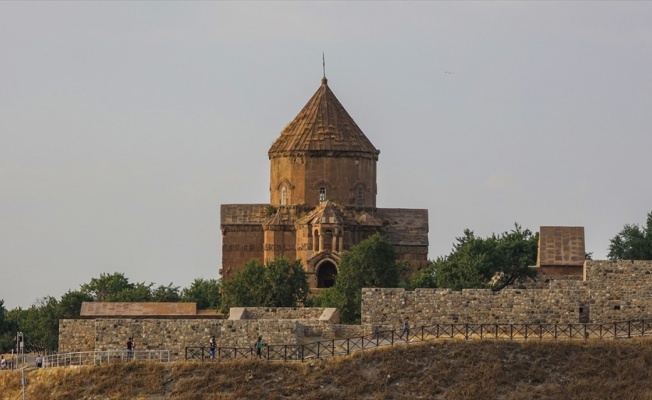 Yerli ve yabancı turistlerin uğrak mekanı: Akdamar