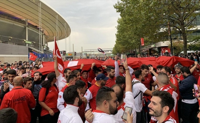 Fransa'da maç öncesinde Türkiye tezahüratları