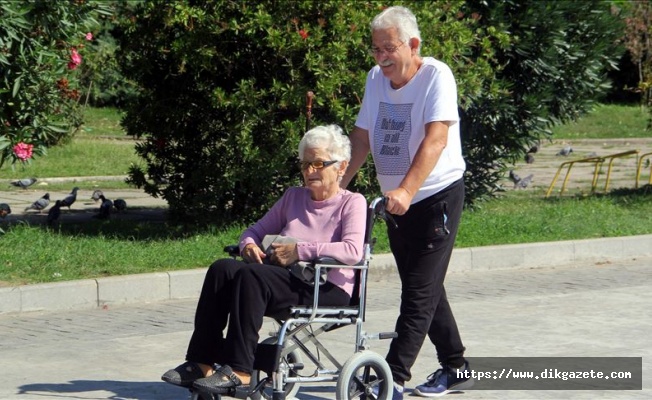 Mutlu şehrin yaşlılarının huzurlu yaşamı