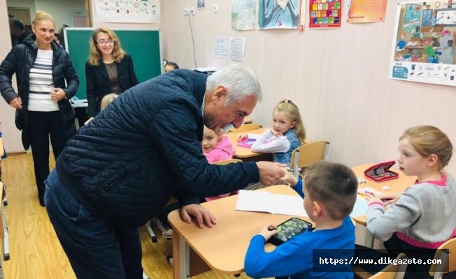 Türk Başkonsolos Erikan, Rusya'da çocukları hediyelerle mutlu etti