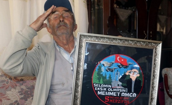 25 yıldır Mehmetçiği selamlayan Mehmet amcayı gururlandıran 'arma'