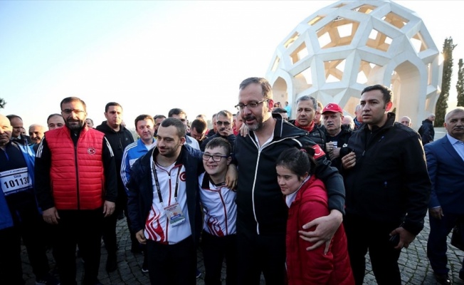 Bakan Kasapoğlu ve milli sporcular 15 Temmuz Şehitler Anıtı'nı ziyaret etti