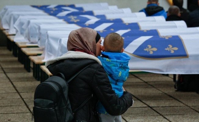 Bosna'daki savaşta öldürülen 12 Boşnak 27 yıl sonra toprağa verildi