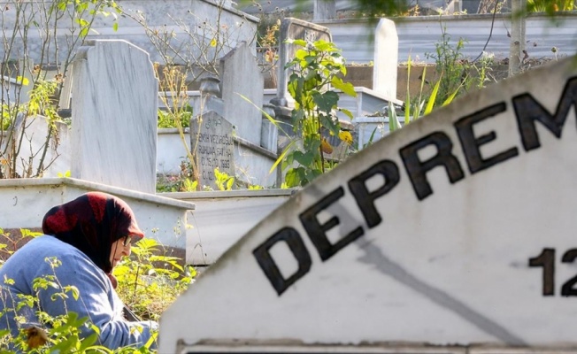 Düzce'deki depremde hayatını kaybedenler mezarları başında anıldı