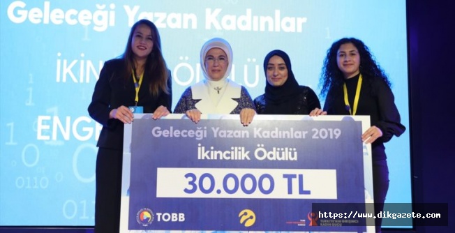 “Geleceği Yazan Kadınlar“ ödül töreninde dereceye girenler ödüllerini aldı