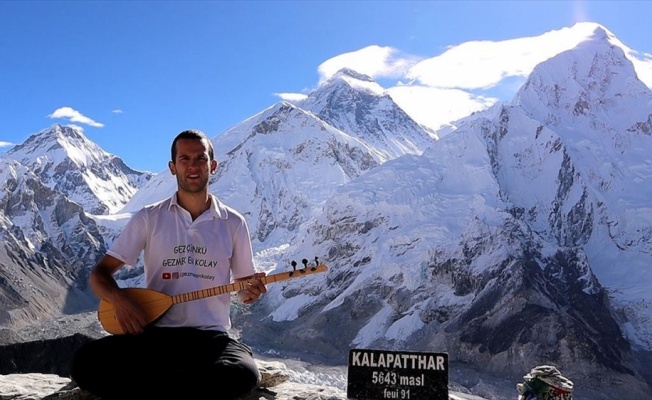 Genç Türk gezgin, Everest'te saz çaldı