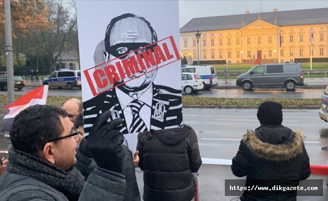 Mısır'ın darbeci Cumhurbaşkanı Sisi Almanya’da protesto edildi