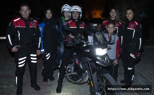Polisler otizmli Mehmet'in motosiklete binme hayalini gerçekleştirdi