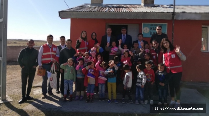 Türk Kızılayın giyecek yardımları çocukları ısıtacak