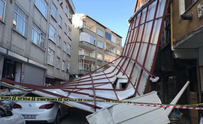 Beyoğlu'nda lodosun etkisiyle bir binanın çatısı uçtu