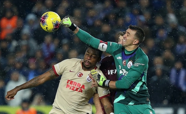 Fernando Muslera Galatasaray'ı sırtlıyor