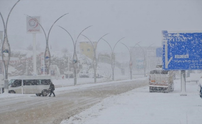 Hakkari'de 75 yerleşim biriminin yolu kapandı