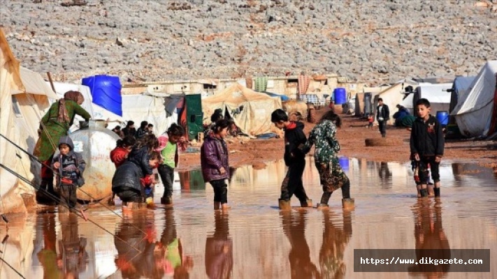 İdlib'de su ve çamur altında kalan kamp, yardım bekliyor