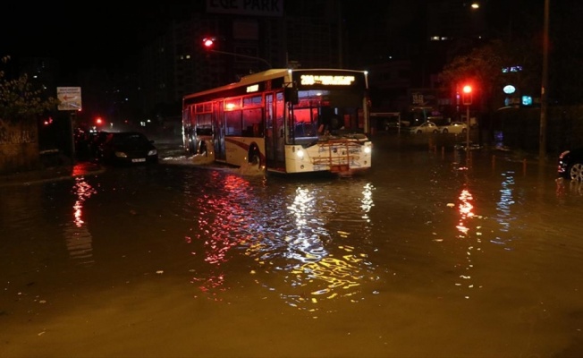 İzmir'de sağanak nedeniyle bazı yollarda su birikintileri oluştu