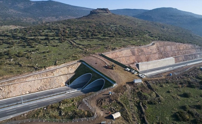 Otoyolla kesişen 2 bin 600 yıllık yol çelik köprüyle korundu