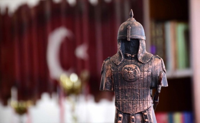 Sultan Alparslan'ın zırhı ve silahlarını mini heykellerle tanıtıyorlar